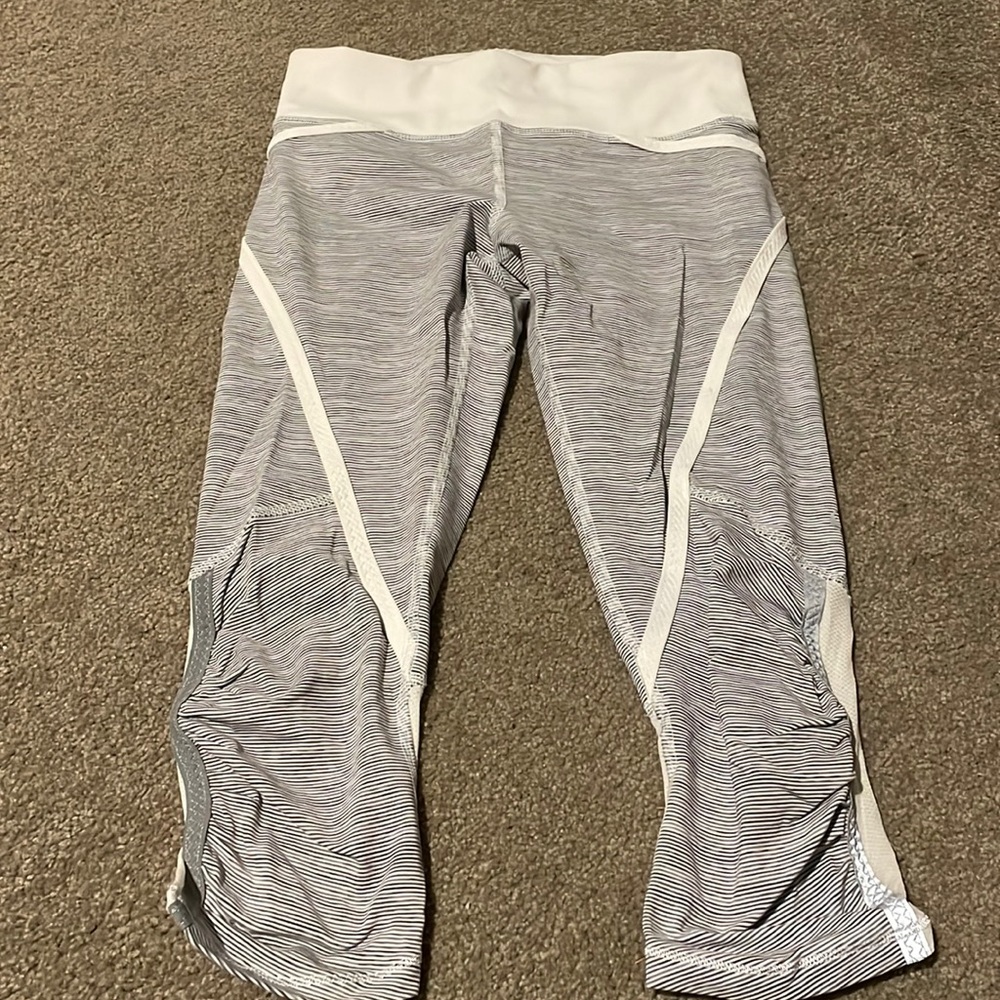 White/gray striped crop leggings